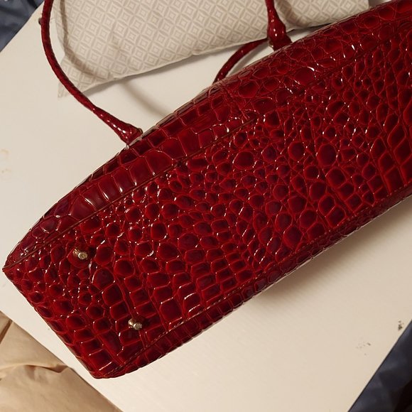 Dark red alligator embossed shoulder bag. - Picture 9 of 9